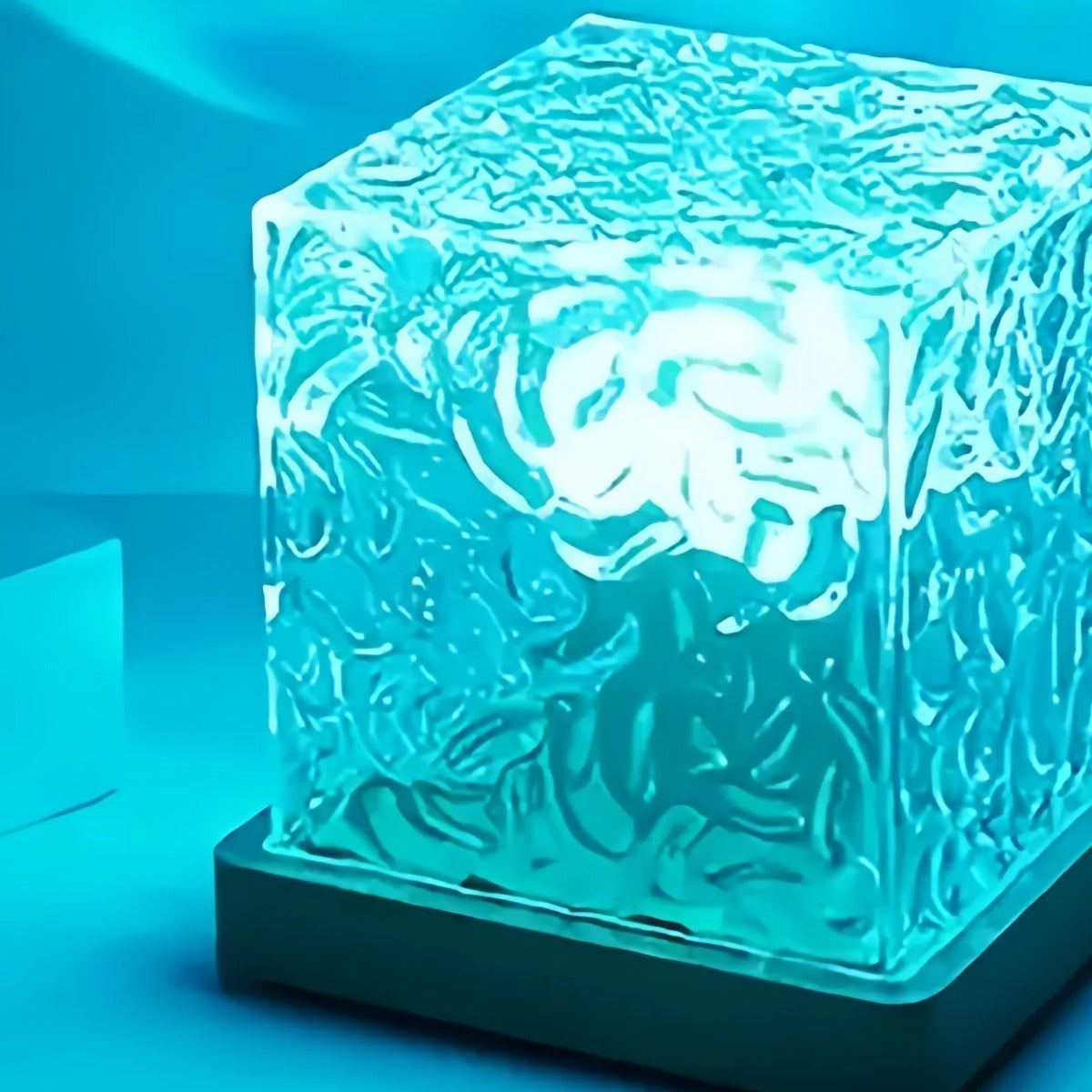 AuraCube encendida en azul turquesa con el efecto de ondas de agua