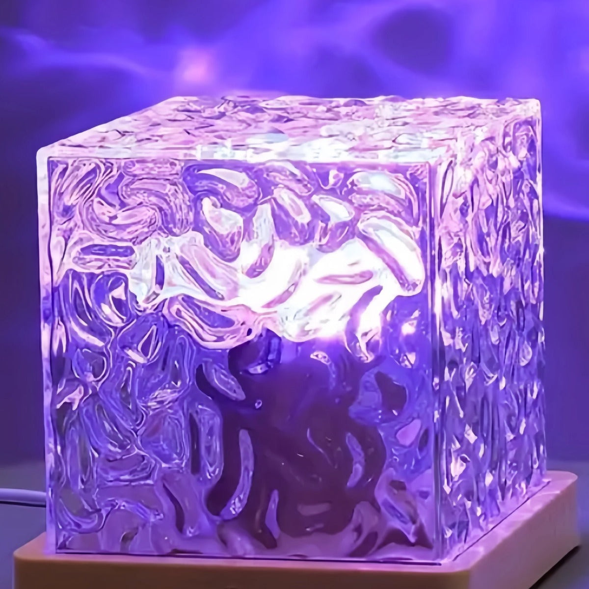 AuraCube iluminando una habitación en tono morado